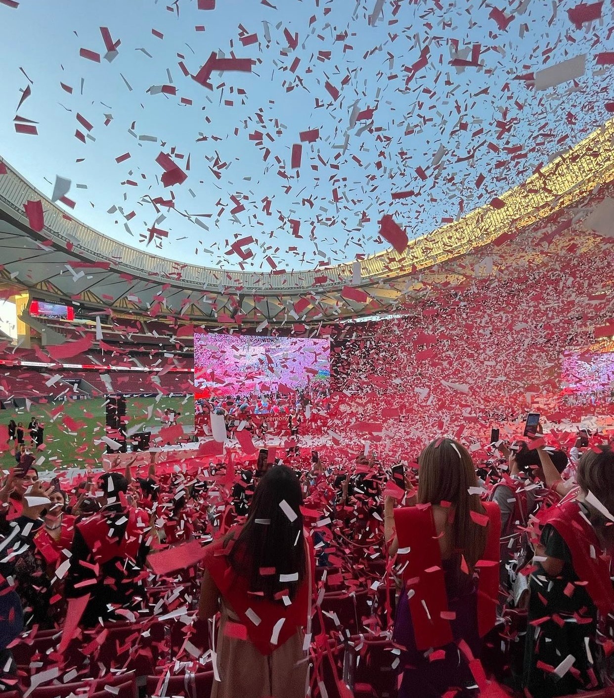 08cf1732-ff18-44f8-9116-492754af7c07 lluvia de confetti en el Wanda Metropolitano en una fiesta team building