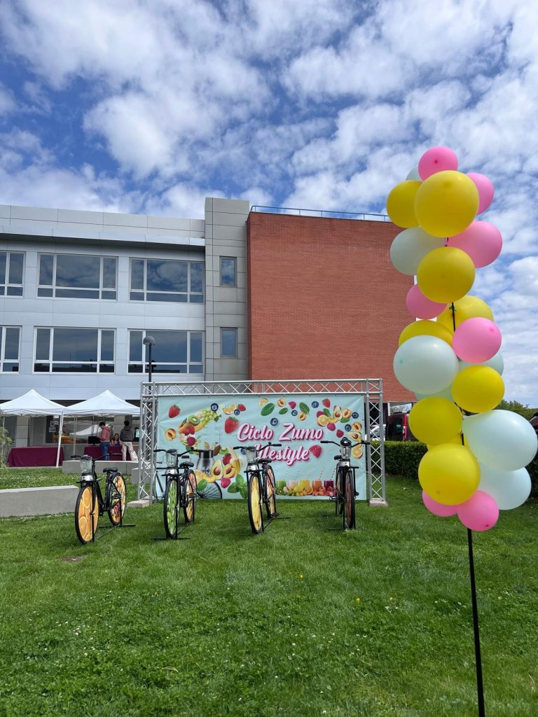 El ciclo zumo de Inna Global sigue estando presente en las fiestas de la universidad como actividad saludable y divertida. 1 Ciclo zumo UCJC 2