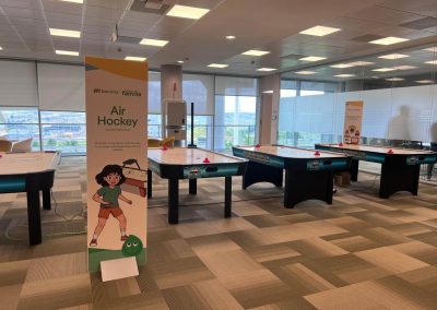 Montaje de zona de juegos con mesas de Air Hockey para el evento Día de la Familia en las oficinas de Iberdrola