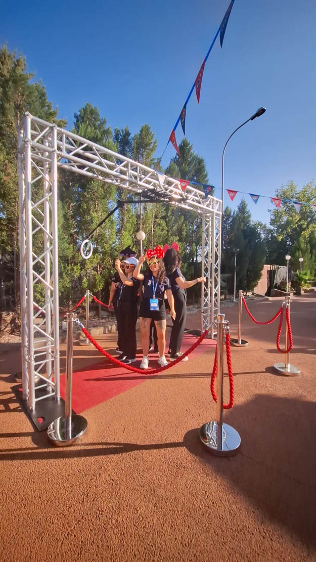 Montaje técnico de Photocall 360º con estructura Trus y alfombra roja en evento corporativo para agencias de comunicación
