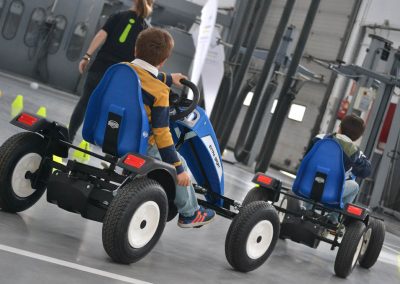 Niños participando en un circuito de karts de pedales de la marca Berg durante un evento corporativo.