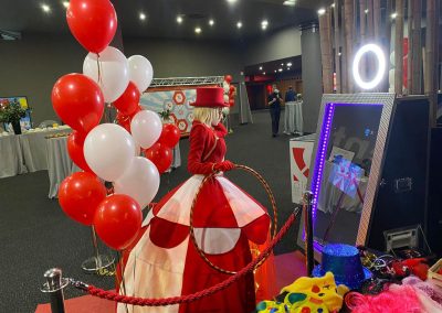 Servicio de Espejo Mágico y fotomatón profesional con animación para eventos de empresa y fiestas privadas.